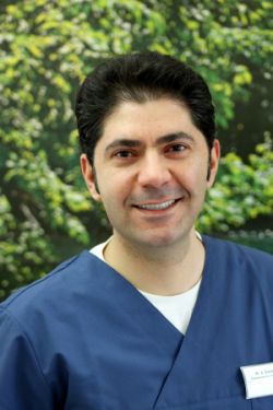 Dr. Nasr Esfahani, Fachzahnarzt für Oralchirurgie
